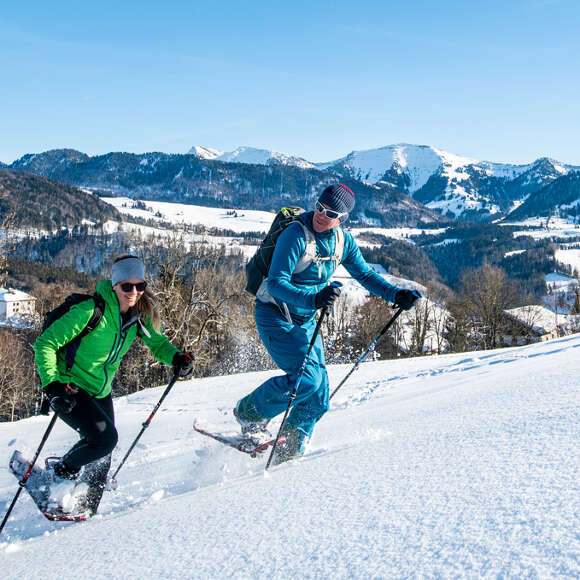 Den Winter im Allgäu beim Schneeschuhwandern in Oberstaufen erleben.