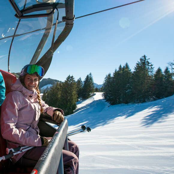 Skifahren in den Skigebieten von Oberstaufen im Allgäu.