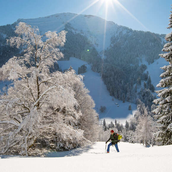 Winterwandern in der verschneiten Natur von Oberstaufen im Allgäu.