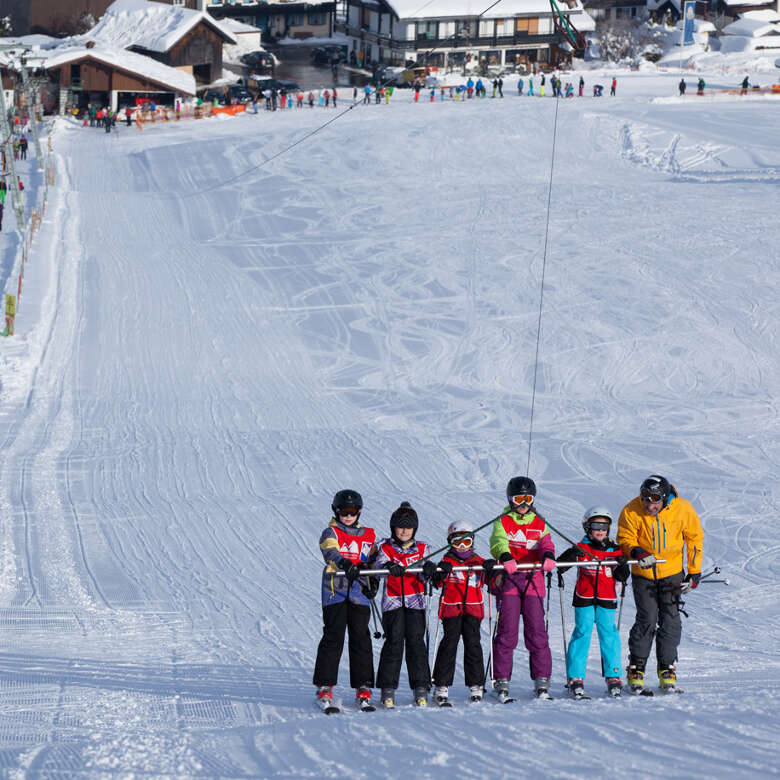 Kindergruppe auf Skiern am Raketenlift der Skilifte Sinswang