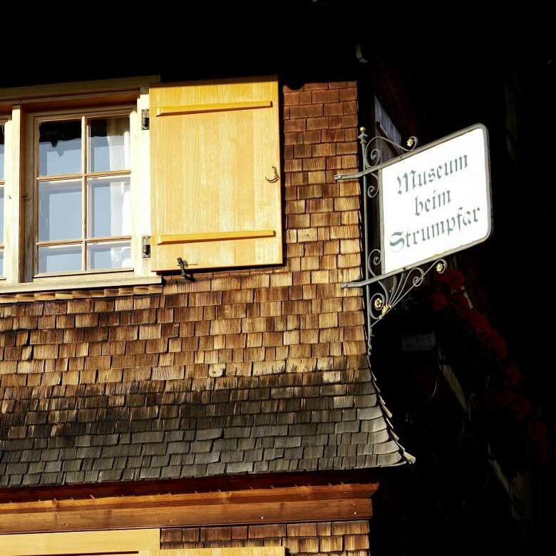 Im Heimatmuseum Beim Strumpfar die Geschichte von Oberstaufen und die Kultur des Allgäus kennenlernen.