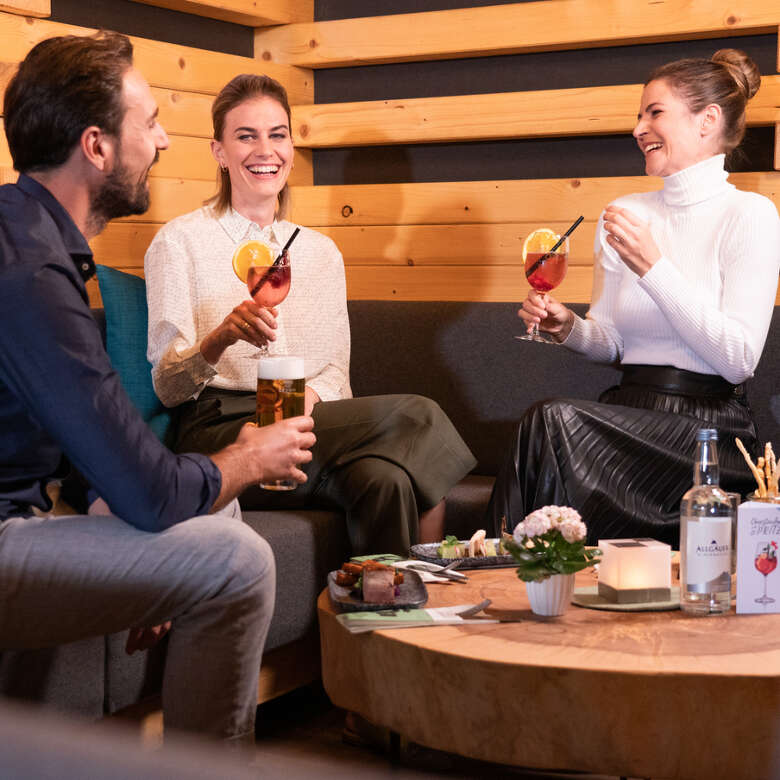 Geselligkeit und Stimmung unter Freunden in Oberstaufen.