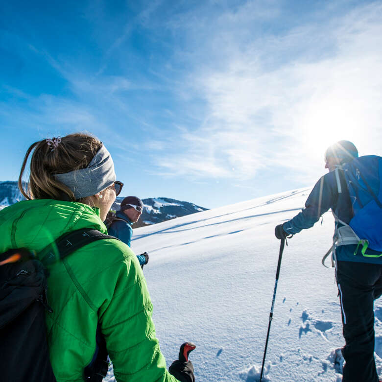Beim Schneeschuhwandern in der verschneiten Natur von Oberstaufen die Wintersonne genießen.