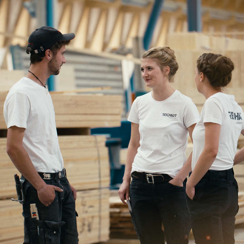 Die Geschwister besprechen sich viel miteinander über aktuelle Projekte der Eltern.