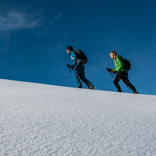 Schneeschuhwandern im Allgäu ist eine natürliche Bewegung, die dem Körper gut tut.