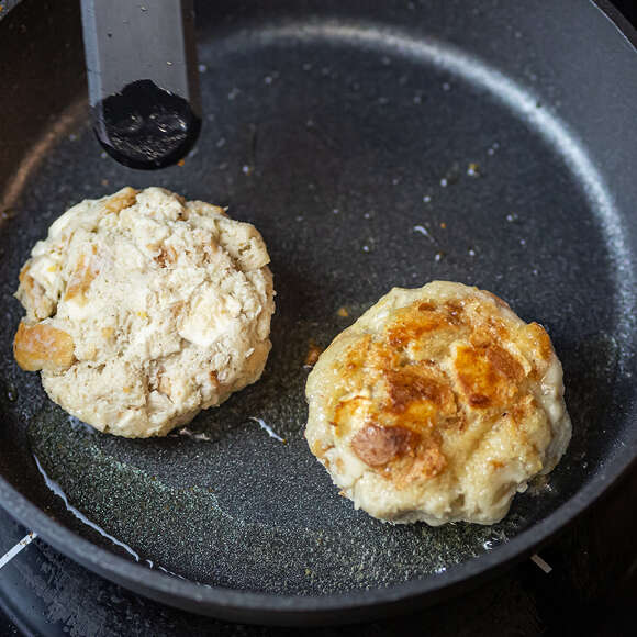 Keeseknödel beim Anbraten in der Pfanne