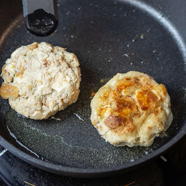 Keeseknödel beim Anbraten in der Pfanne