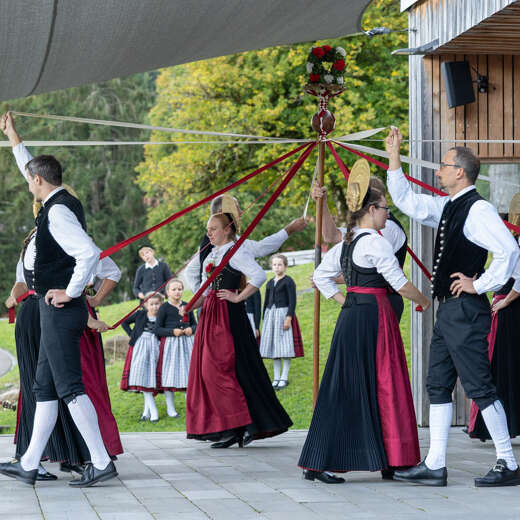Volkstanzgruppe Huimatwochen 2026 Bandltanz der Volktanzgruppe im Park bei den Huimatwoc´hen