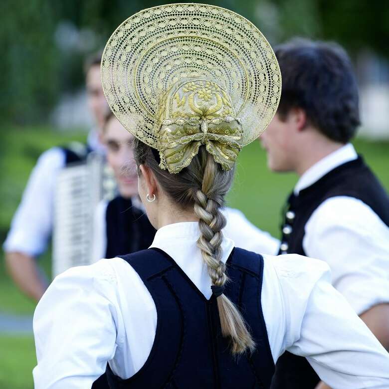 Der goldene Haarschmuck findet sich traditionell bei den Heimatabenden finden.