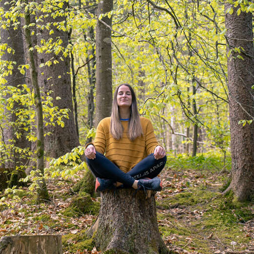 Ruhe finden im Schneidersitz beim Waldbaden in Oberstaufen