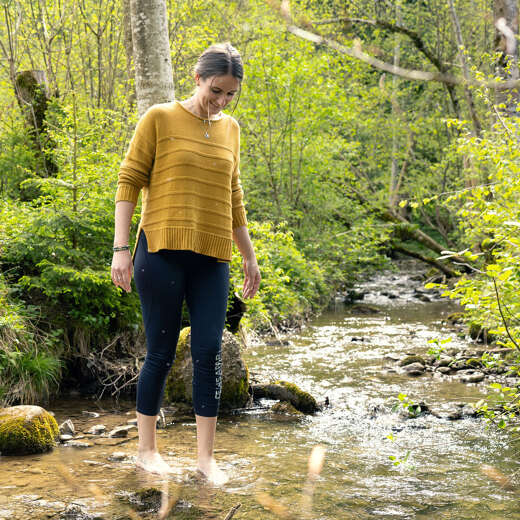 Wassertreten im Bachlauf beim Waldbaden in Oberstaufen