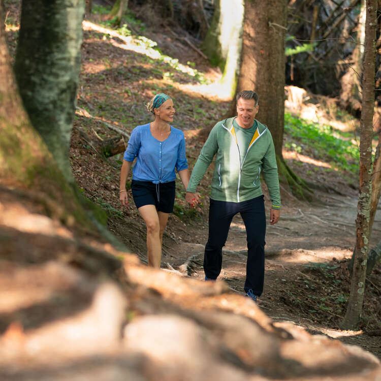 Schrothkurgäste spazieren durch den Wald in Oberstaufen