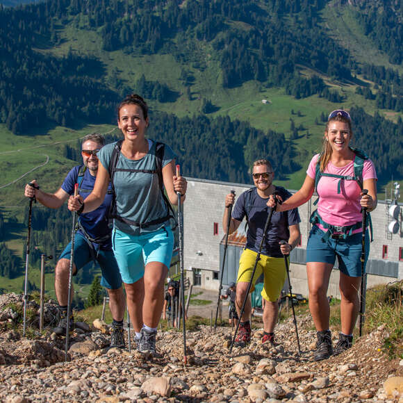 Wandergruppe auf dem Weg zum Hochgratgipfel
