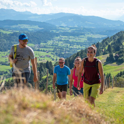 Wandern am Kapf mit Blick ins Weißachtal und die Schweiter Alpen.