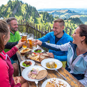 Einkehr mit Essen und Trinken beim Wandern auf dem Staufner Haus mit Weitblick auf die Landschaft.