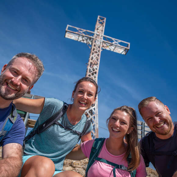Wandergruppe macht Selfie auf dem Hochgratgipfel.