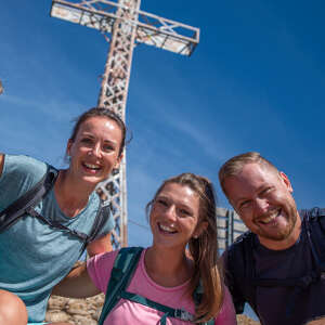 Wandergruppe macht Selfie auf dem Hochgratgipfel.