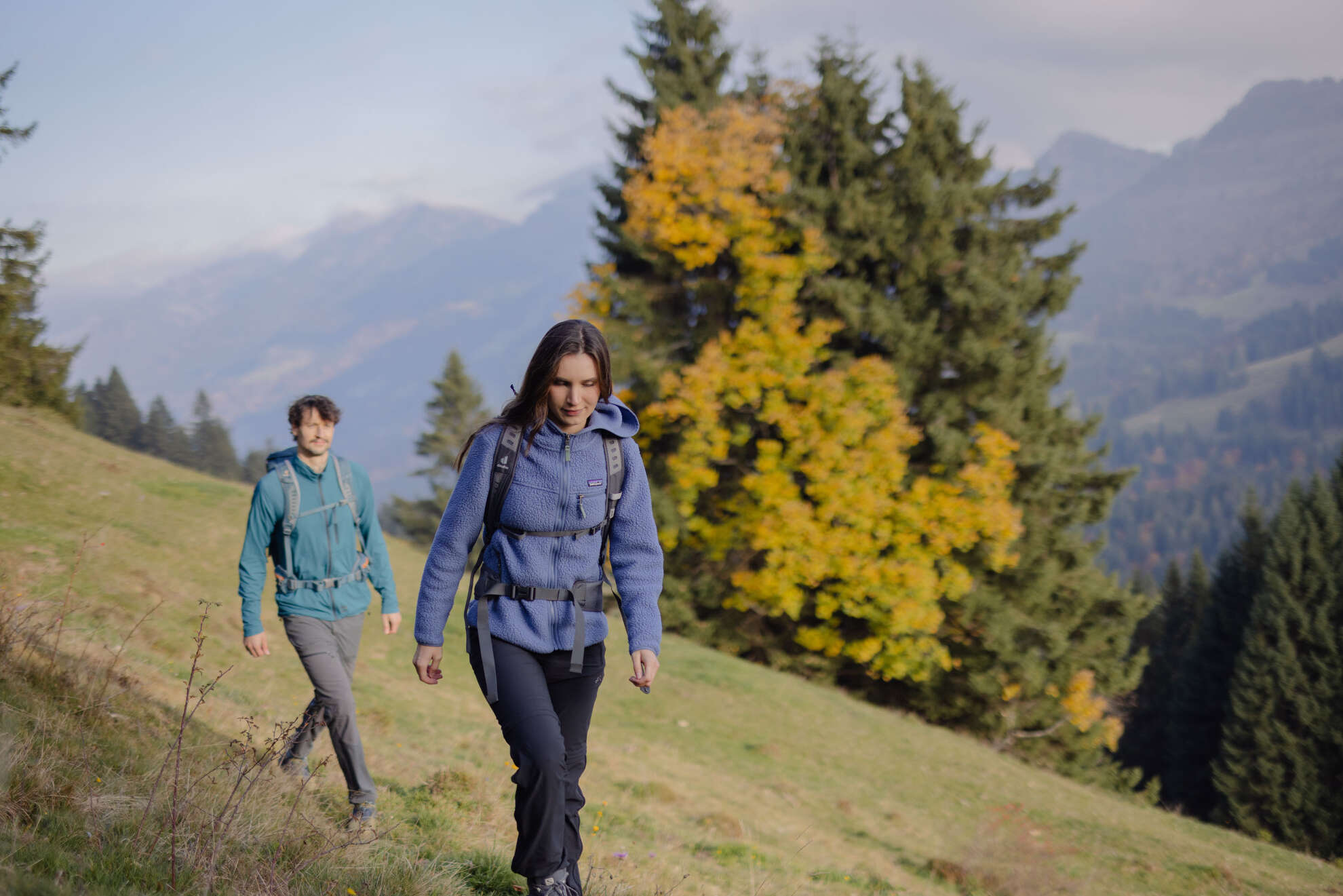 Wandern am Kojenstein Wanderer am Kojenstein im Herbst mit Blick auf die Nagelfluhkette in Oberstaufen im Allgäu.