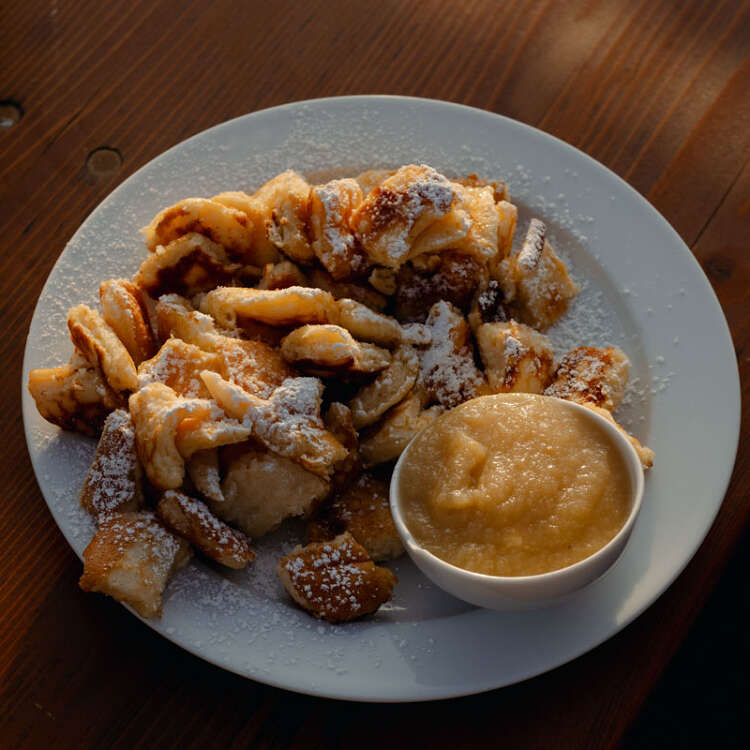 Ein Teller mit frischen Kaiserschmarrn.