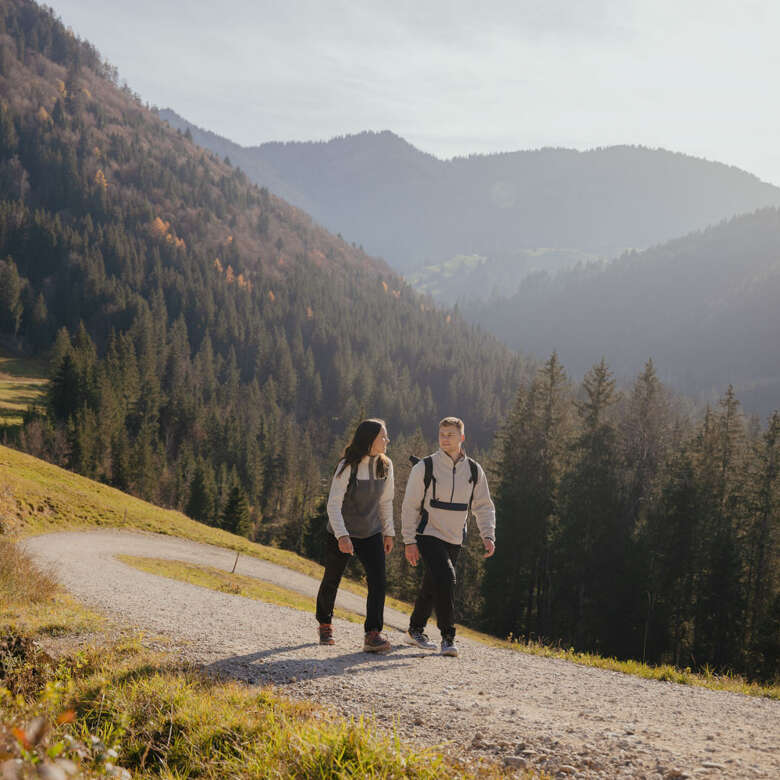 Ein Paar wandert im Herbst durch die Allgäuer Natur.