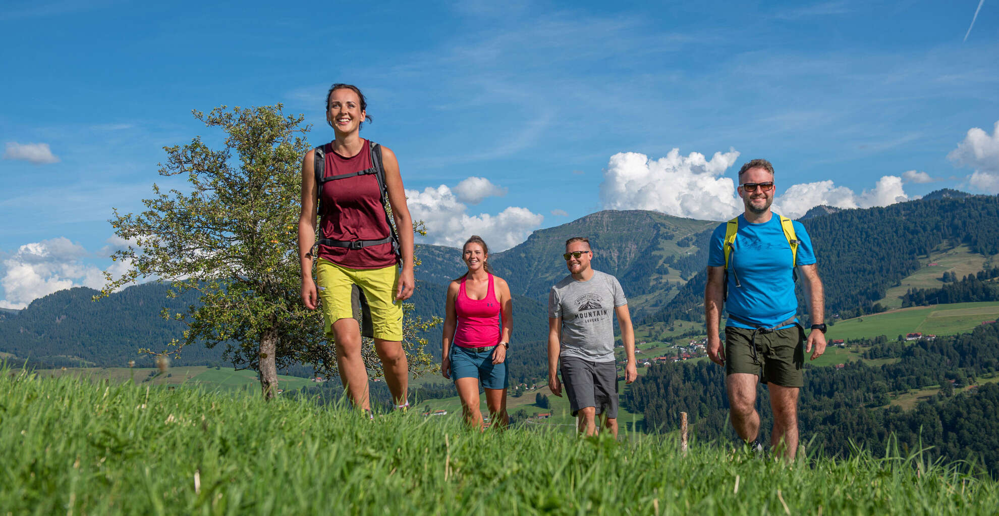 Wandergruppe am Paradies mit Bergpanorama von Steibis