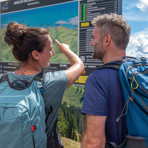 Paar liest Karte im Wandergebiet Imberg