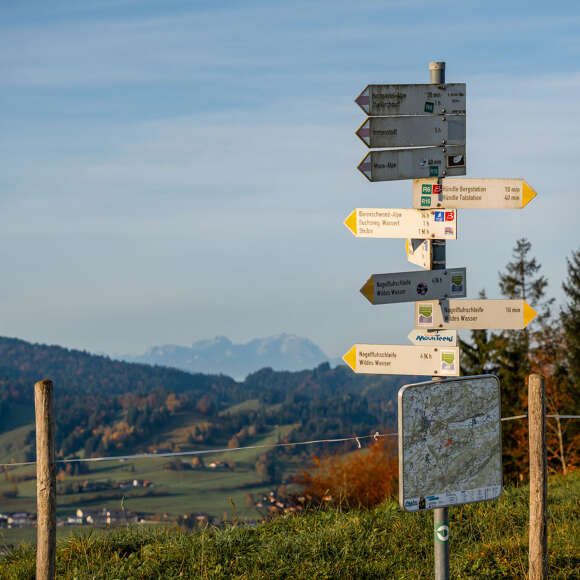 Wanderschilder in Oberstaufen Blick auf Wanderschilder, die Wanderer in Oberstaufen die Richtung zeigen.