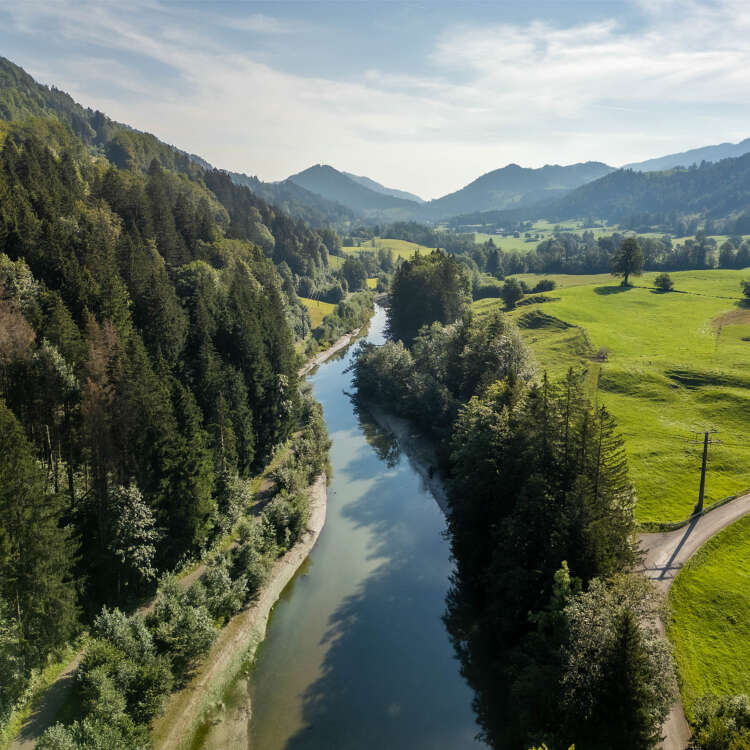 Ausblick über die Weißach und das Weißachtal bis zum Staufen