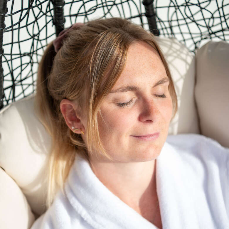 Wellness in der Sonne Eine Frau schläft in einer Schaukel.