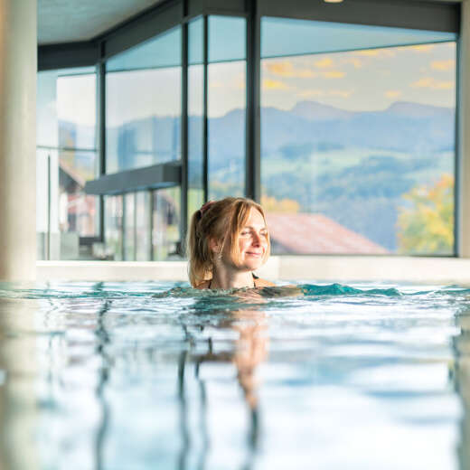 Schwimmen im Pool Zwei Frauen schwimmen in einem Pool.