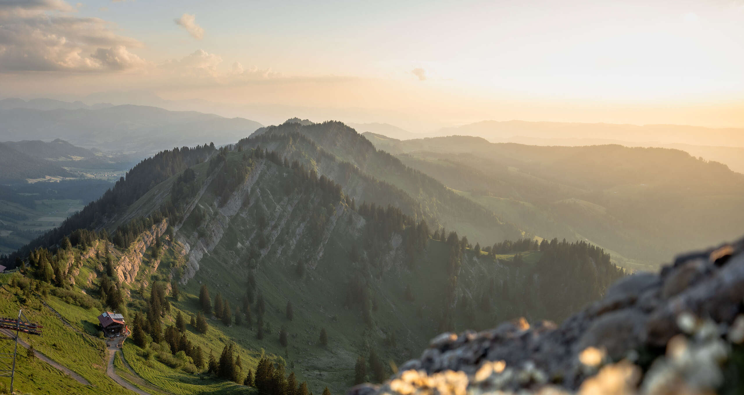 Bergpanorama der westlichen Nagelfluhkette im Sonnenuntergang