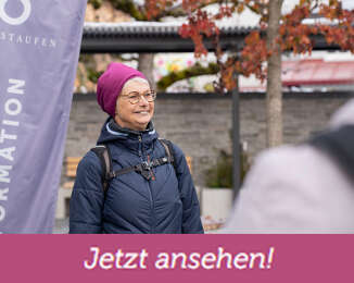 Wildkräuterführerin Sofie beim winterlichen Wildkräuter-Spaziergang