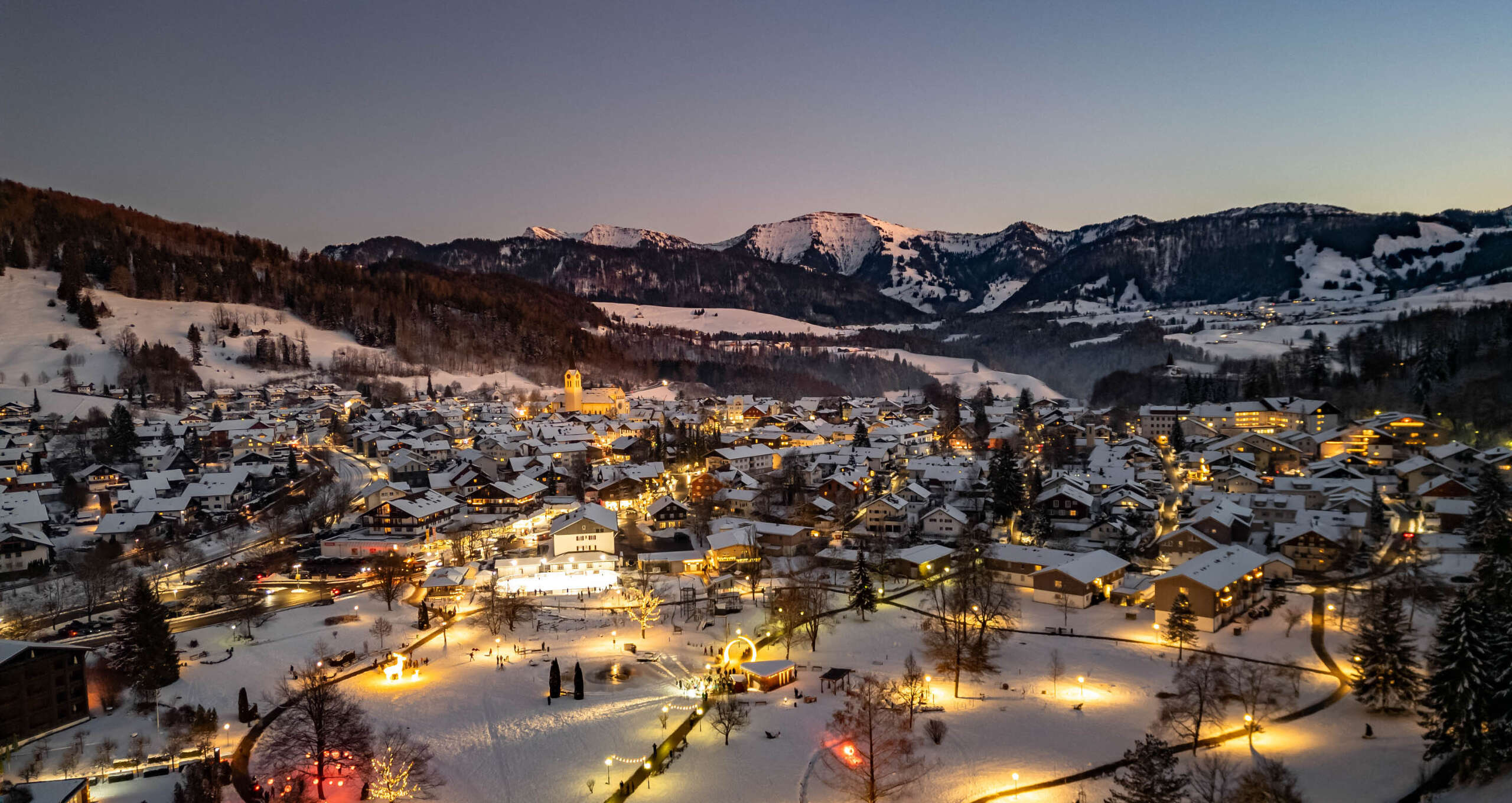 Verschneites Oberstaufen mit Beleuchtung und Ausblick auf den Hochgrat