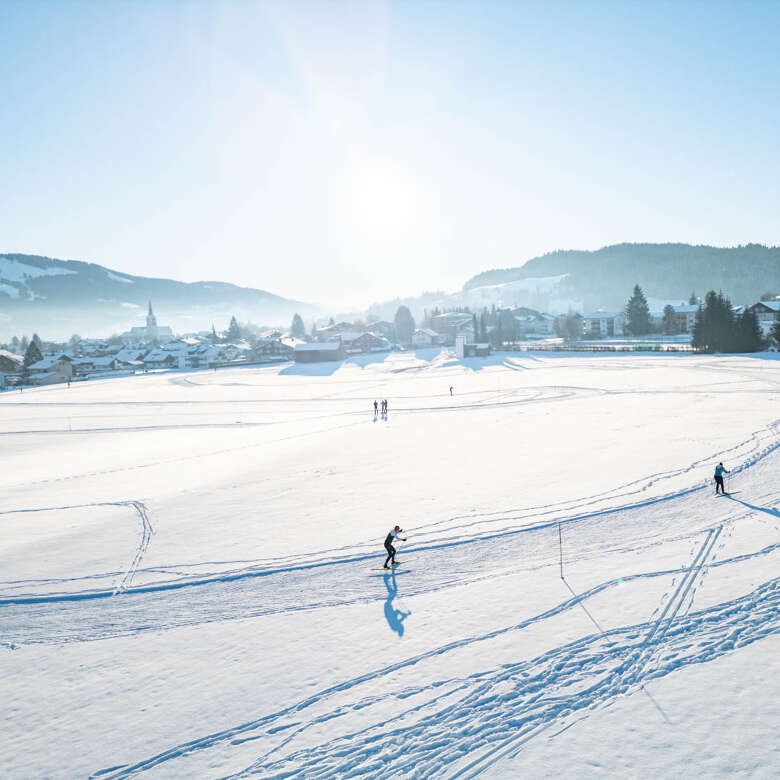 Langlauf auf der Kalzhofer Loipe Langlaufen auf der Kalzhofer Loipe in verschneiter Landschaft mit Blick auf Oberstaufen