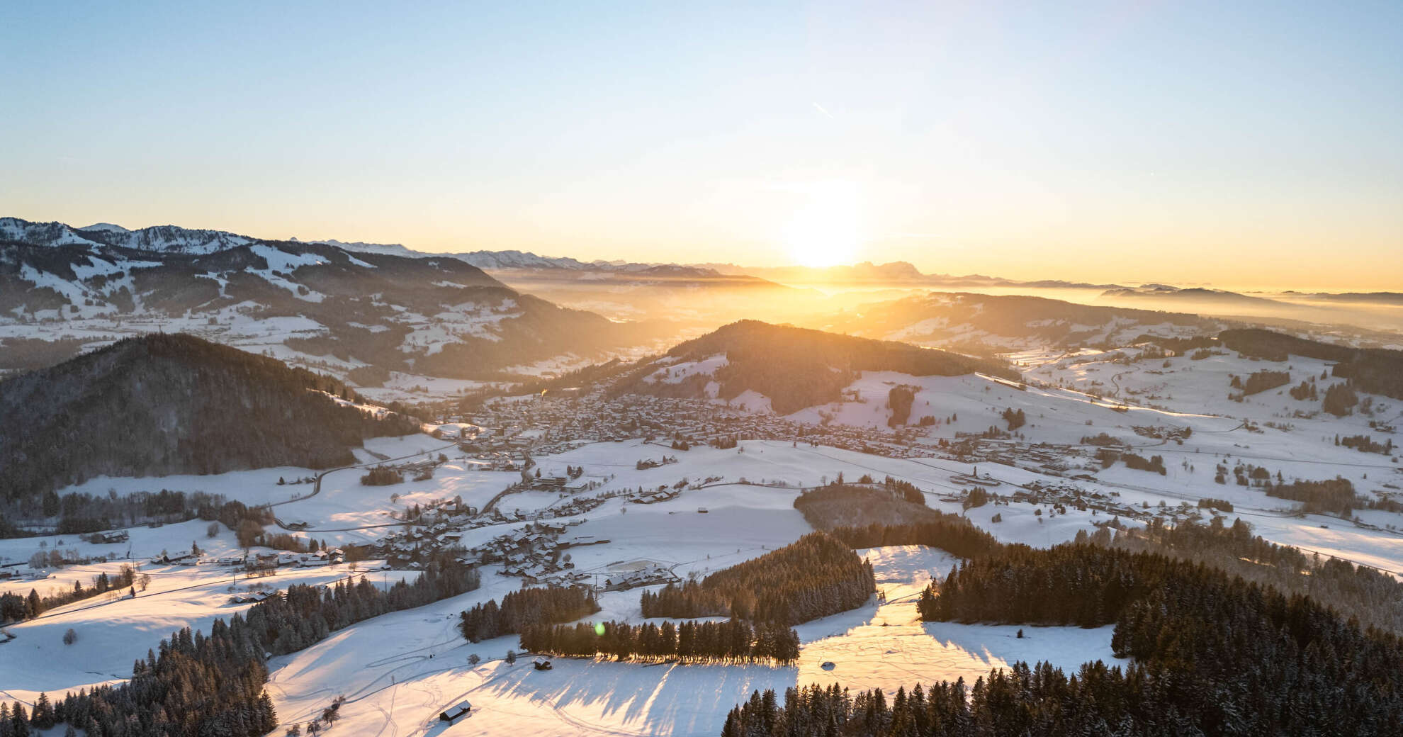 Schneelandschaft im Sonnenuntergang Schneelandschaft um Oberstaufen im Sonnenuntergang