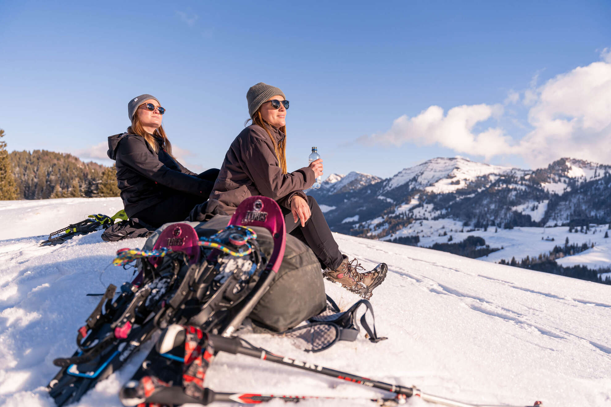Wanderpause in der Sonne Zwei Frauen sitzen in der Sonne und genießen den Weitblick.