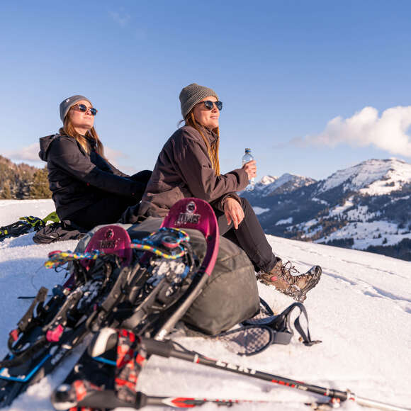 Wanderpause in der Sonne Zwei Frauen sitzen in der Sonne und genießen den Weitblick.