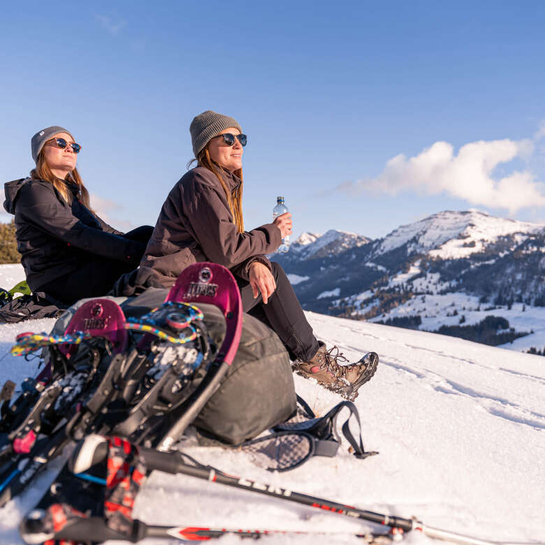Zwei Frauen sitzen in der Sonne und genießen den Weitblick.