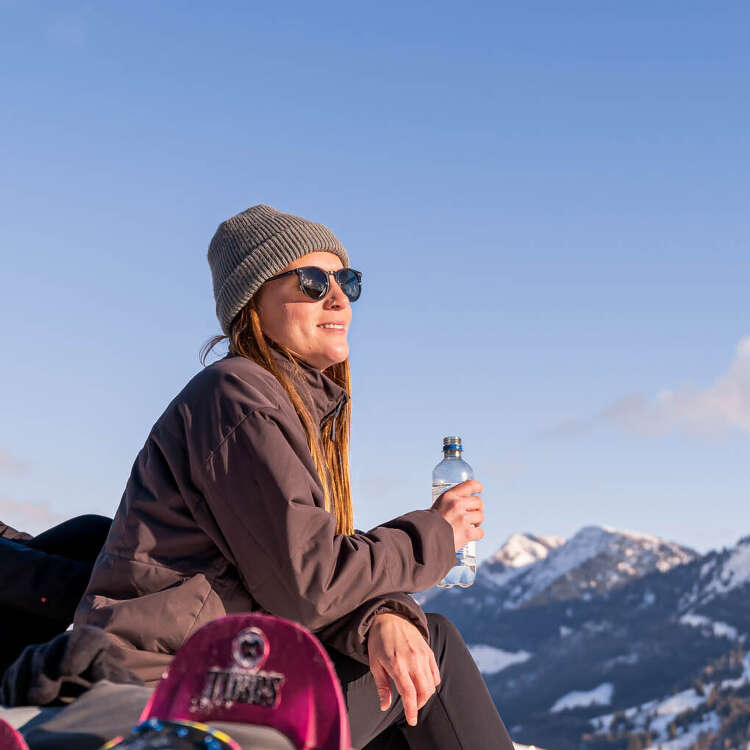 Wanderpause in der Sonne Zwei Frauen sitzen in der Sonne und genießen den Weitblick.