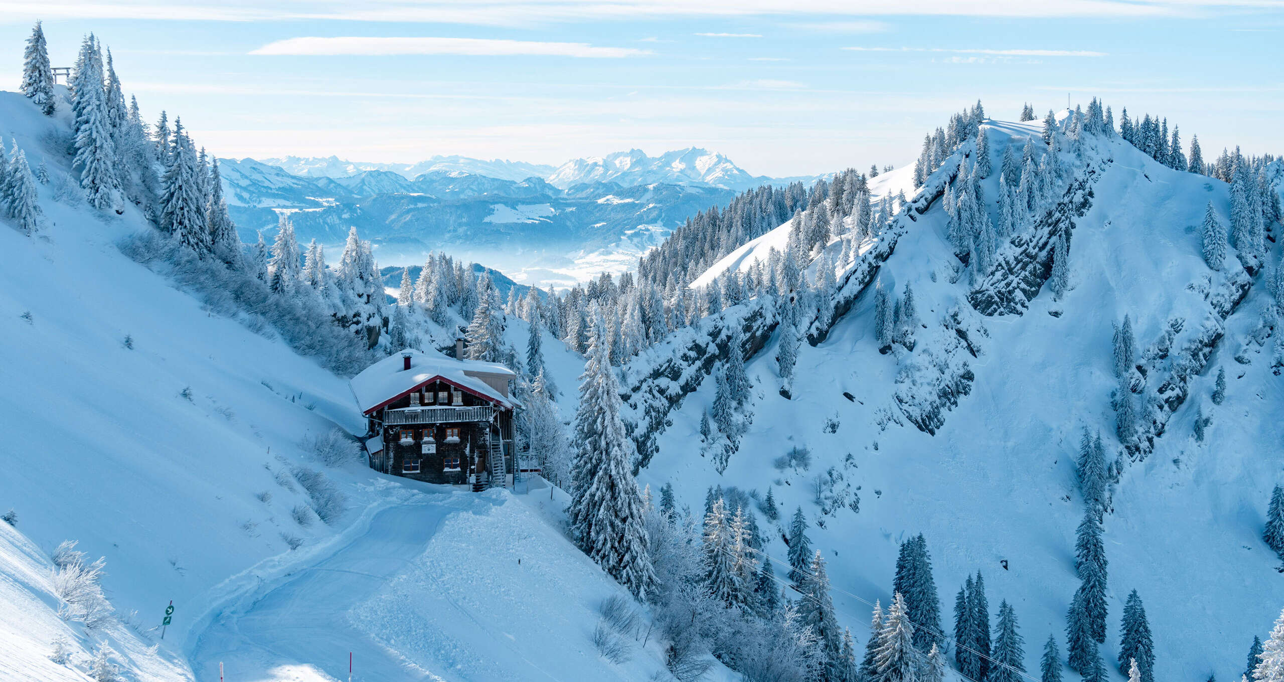 Staufner Haus im Winter Das Staufner Haus in den verschneiten Bergen mit Panorama der Allgäuer Alpen.