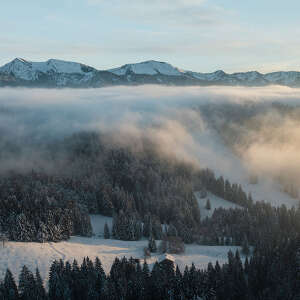 Bergpanorama der Nagelfluhkette in Nebelstimmung bei Sonnenuntergang im Winter in den Bergen von Oberstaufen
