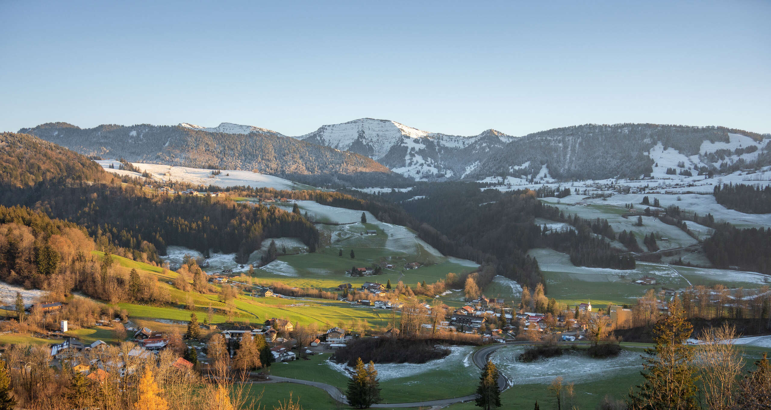 Weißes Bergpanorama der Nagelfluhkette bei grünen Wiesen im Tal