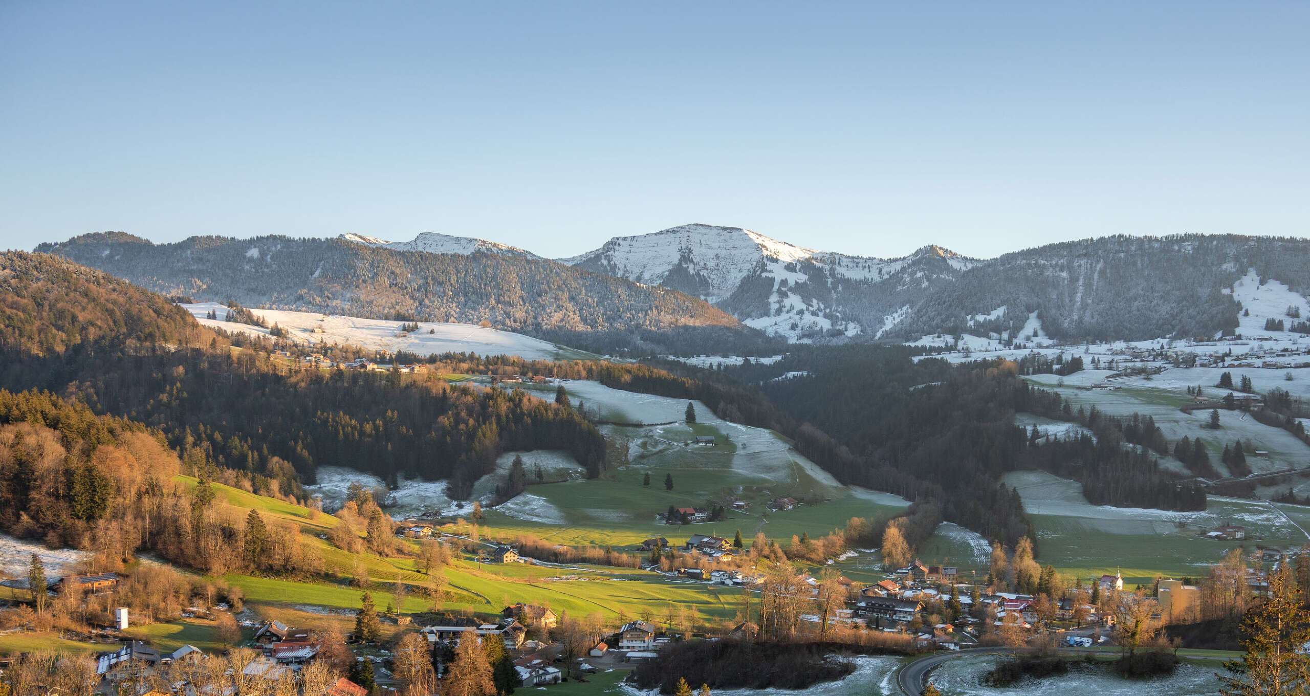 Weißes Bergpanorama der Nagelfluhkette bei grünen Wiesen im Tal Weißes Bergpanorama der Nagelfluhkette bei grünen Wiesen im Tal