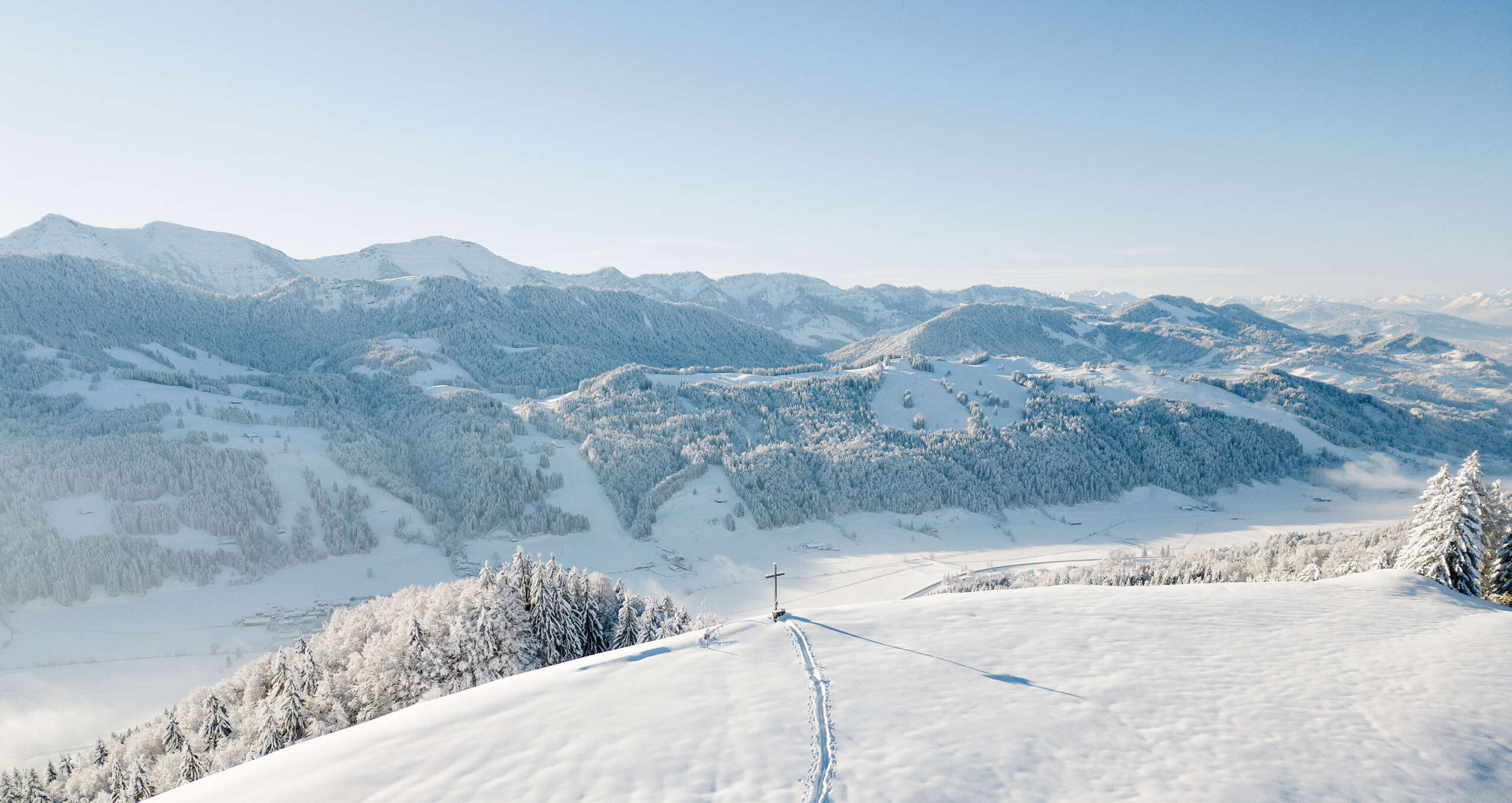 Panoramablick von der Salmaser Höhe im Winter auf die verschneiten Berge von Oberstaufen.