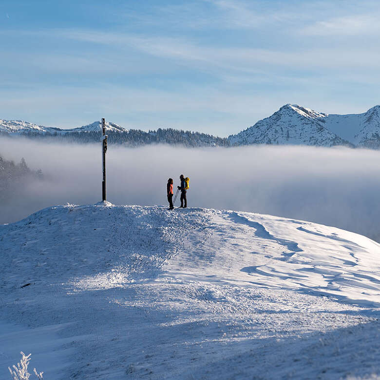 Winterwanderung zum Jugetgipfel bei Oberstaufen mit Ausblick auf die verschneiten Berge