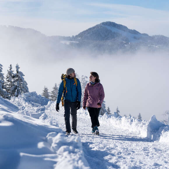 Winterwandern am Hündle Winterwandern am Hündle in der Wintersonne mit Ausblick auf die verschneite Natur