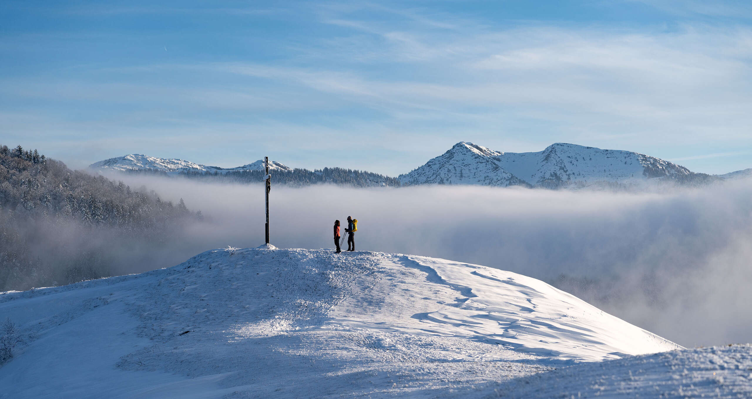 Winterwanderung zum Jugetgipfel bei Oberstaufen mit Ausblick auf die verschneiten Berge