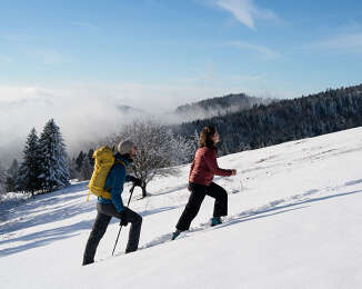 Winterwandern durch den Tiefschnee in der Natur von Oberstaufen