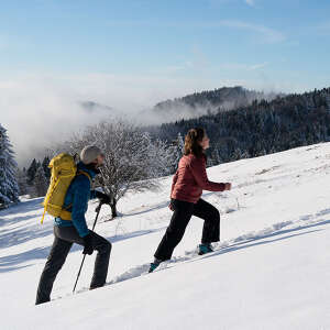 Winterwandern durch den Tiefschnee in der Natur von Oberstaufen
