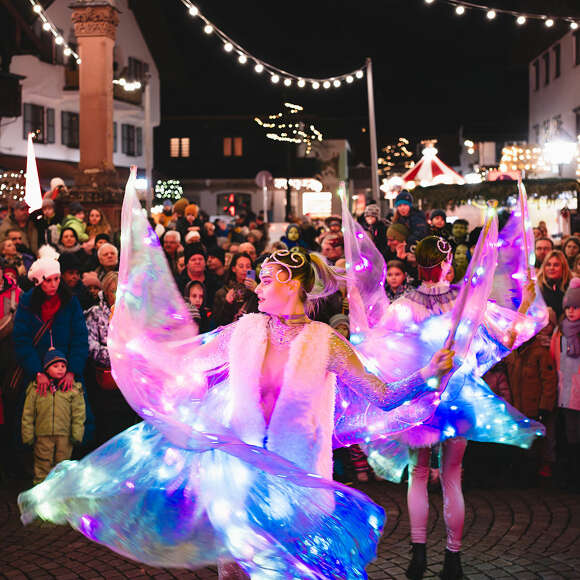 LED-Wings auf dem Marienplatz mit zahlreichen Zuschauern während des Winterferienprogramms in Oberstaufen